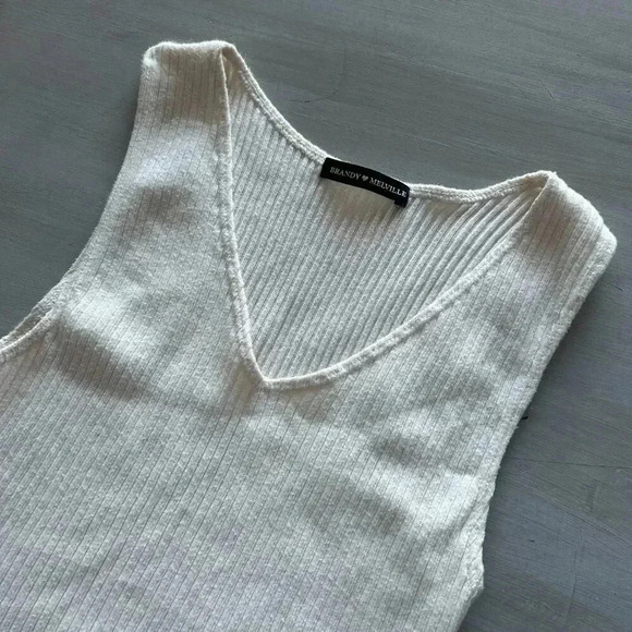 Brandy Melville Ribbed V-Neck Sleeveless Top Ruffle Bottom Size Small Cropped  i - Picture 5 of 6